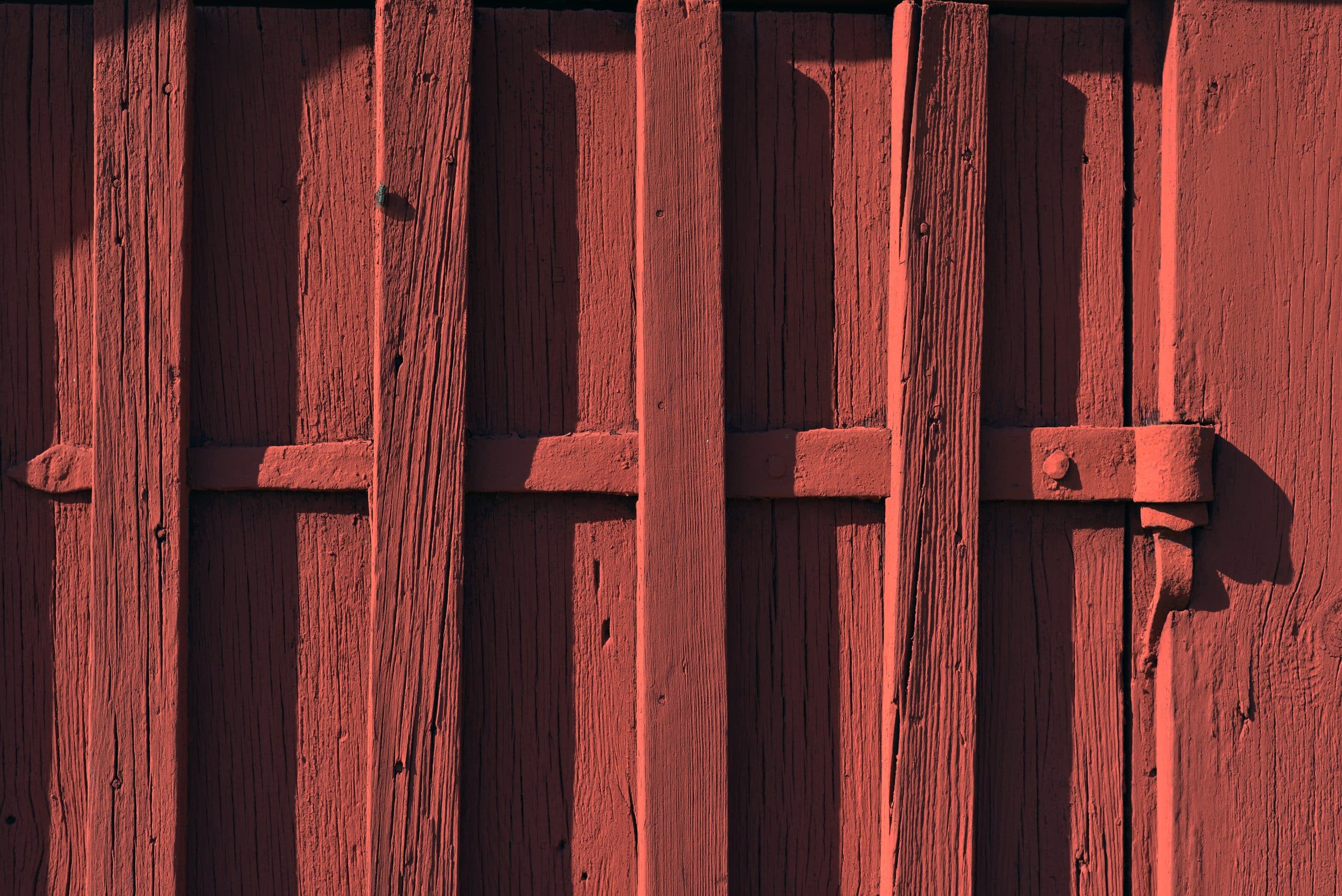 Röd husvägg i trä målad med Falu rödfärg