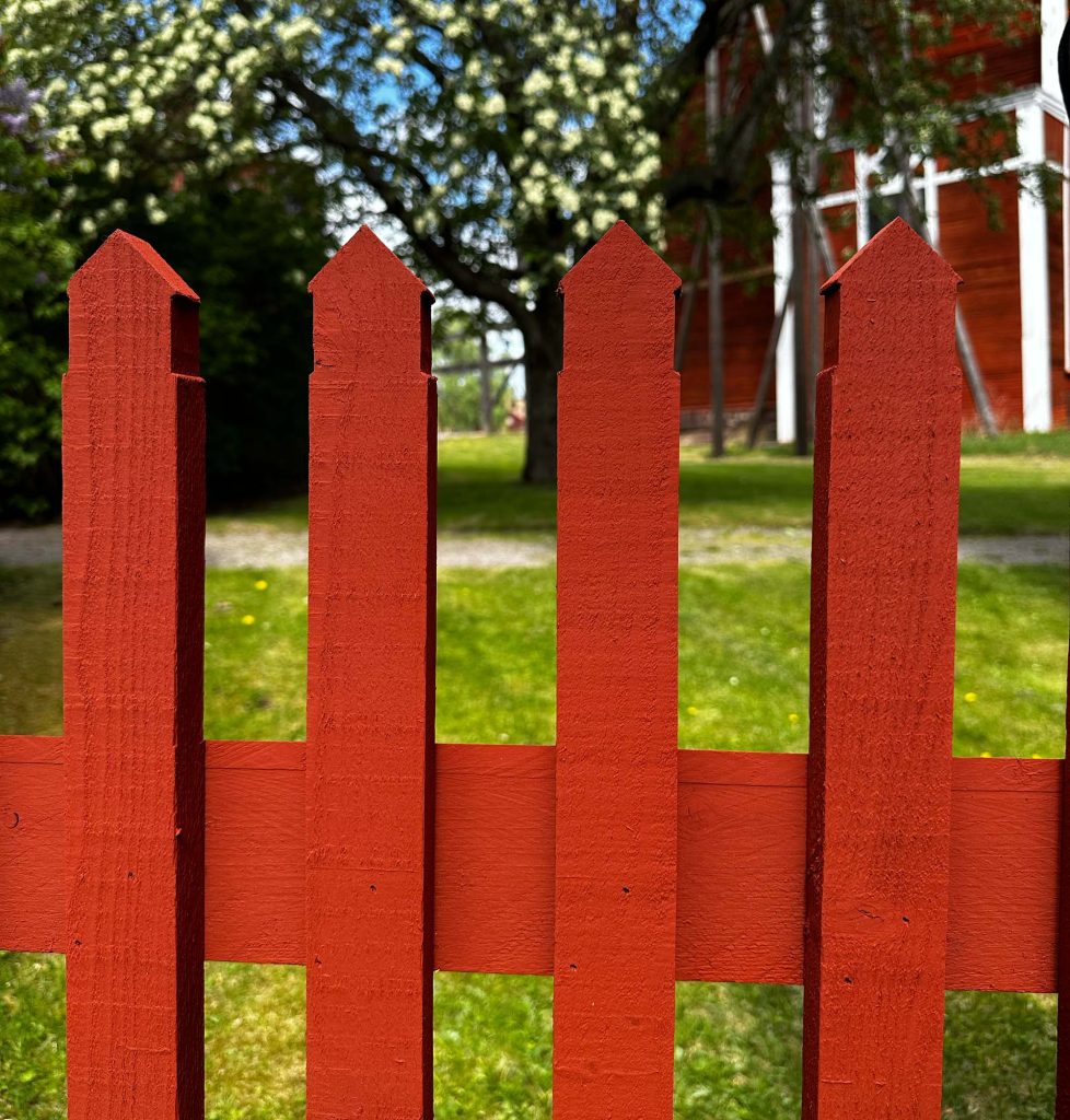 Falu Rödfärgs färdigmålade staketsektioner.