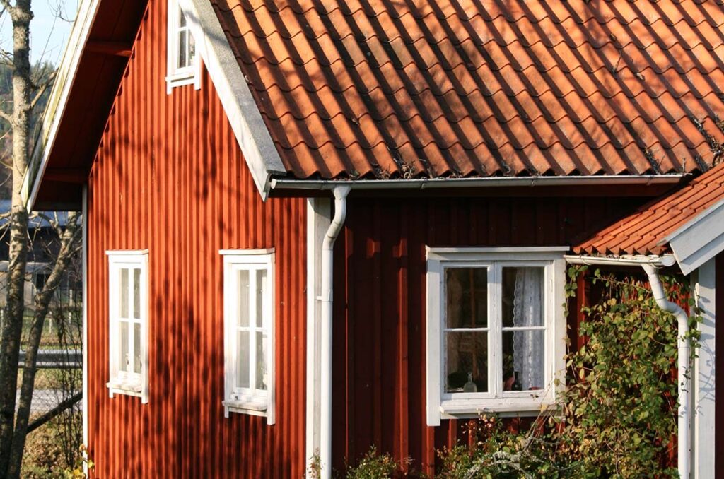 Måla fönsterfoder och knutar.