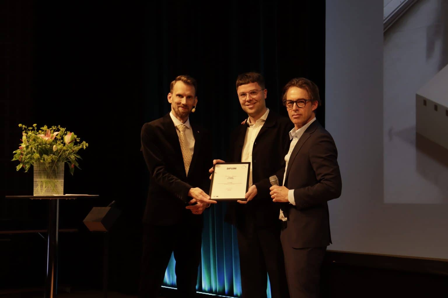 Stellan Gulde tar emot Falu Rödfärg-stipendiet från Martin Jansson, vd på Falu Rödfärg.